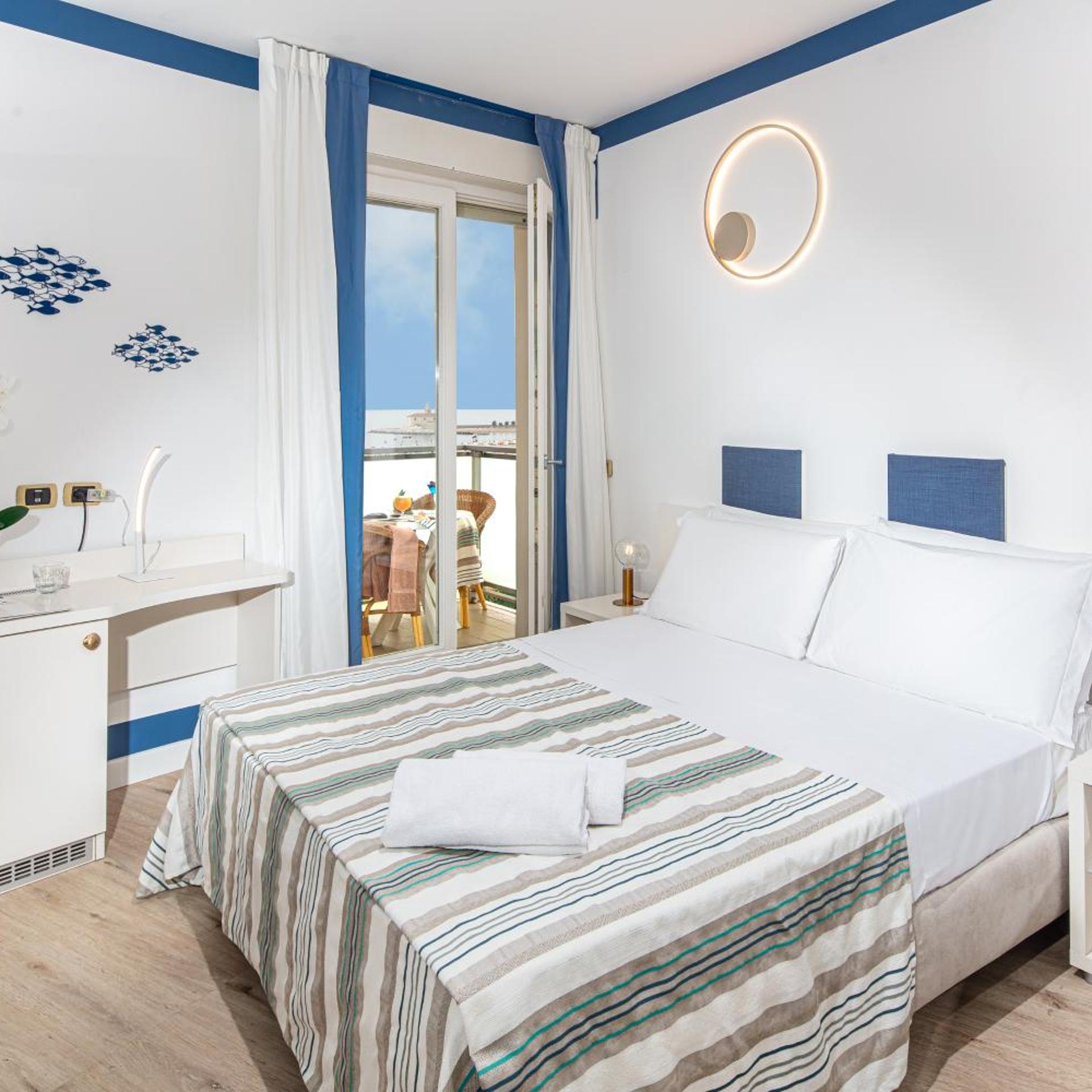 Comfort, Double or Twin Bed, Lateral Side Sea View, Balcony