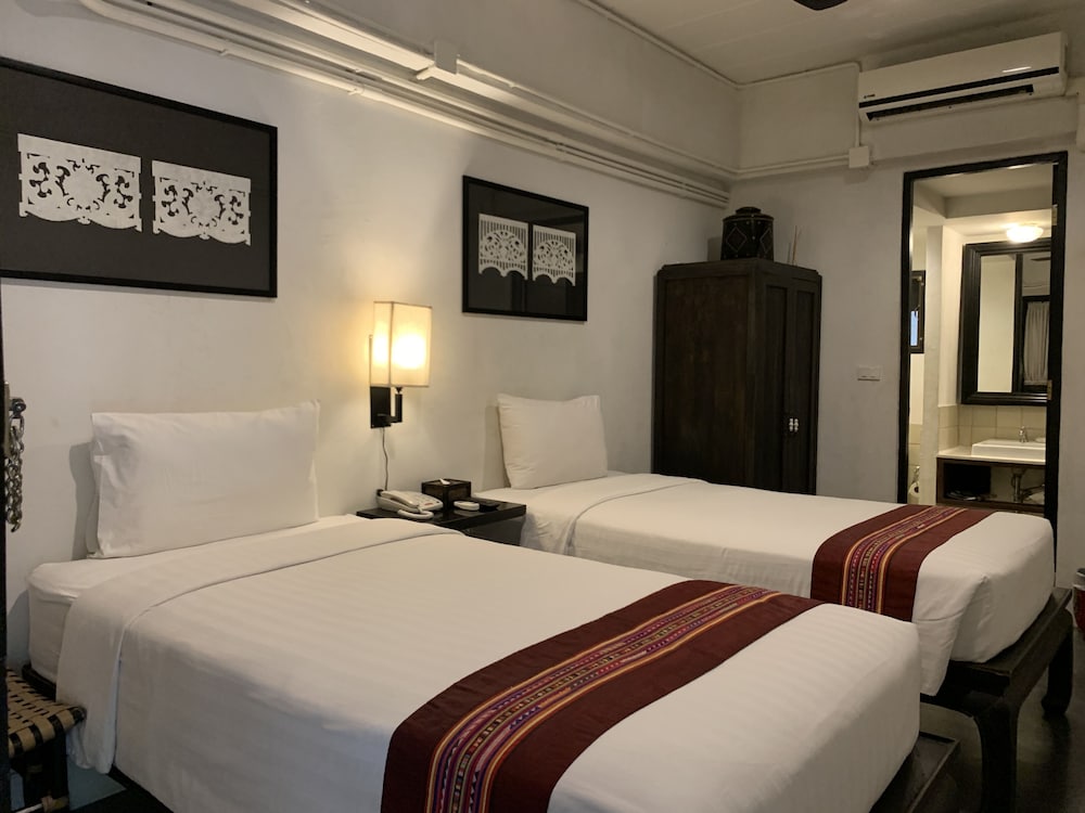 99 the Gallery Hotel 17/77