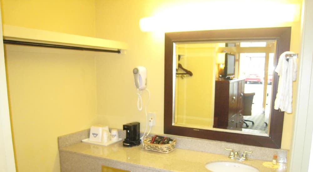 Days Inn By Wyndham Brunswick/St. Simons Area 13/19