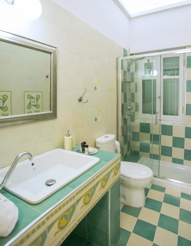 Efchi Suites 1904 38/39