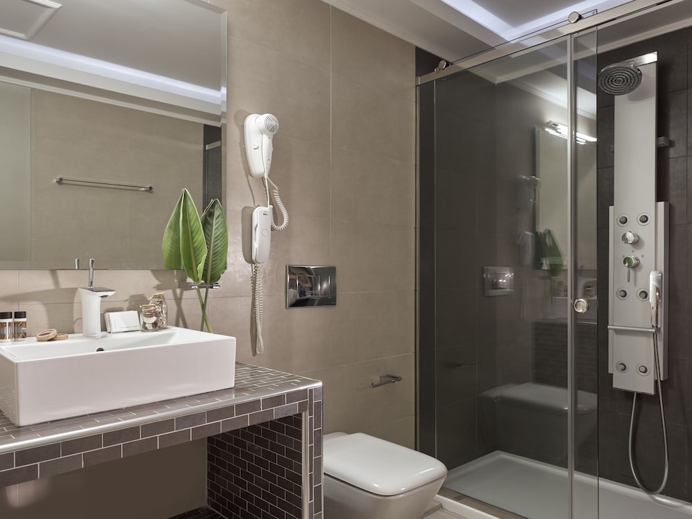 Koukounaria Hotel And Suites 68/74