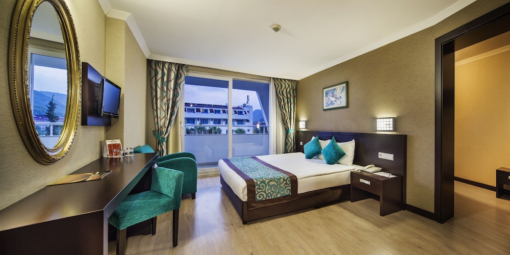 Catamaran Resort Hotel 32/71