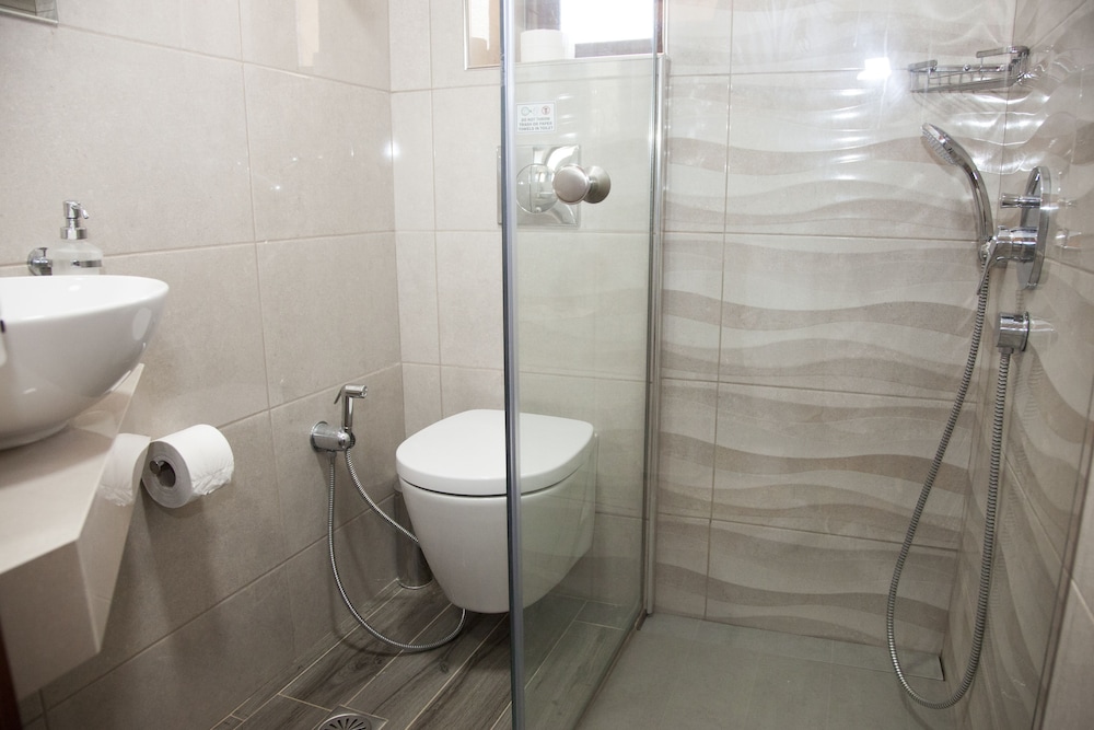SUNNY SUITES 25/51