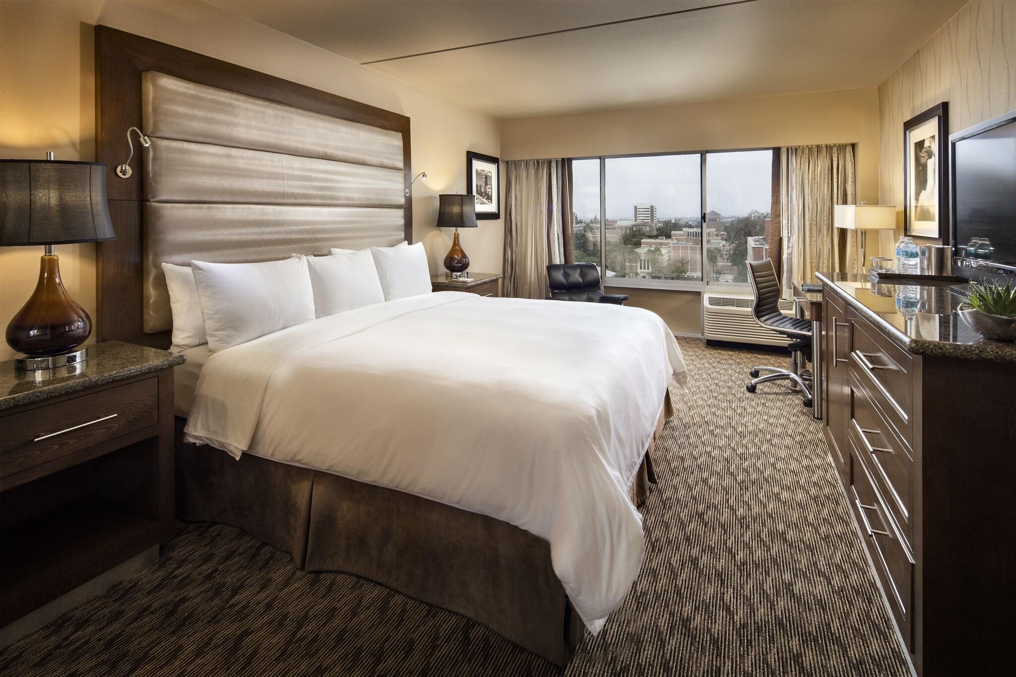 غرفة بسرير كينج، USC Hotel 2/3