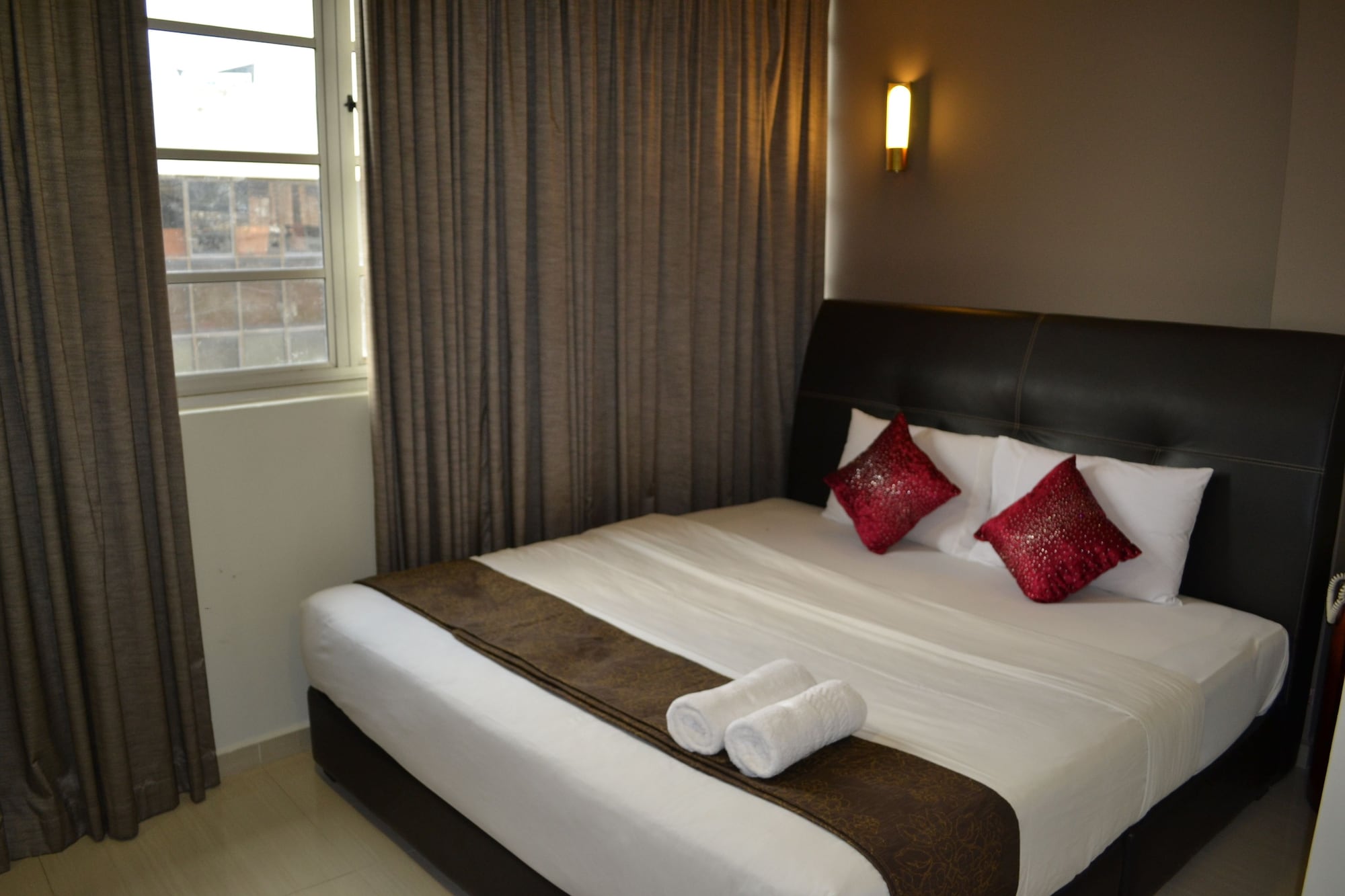 DELUXE, QUEEN BED