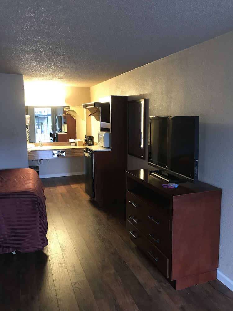 Smokey Point Motor Inn 7/69