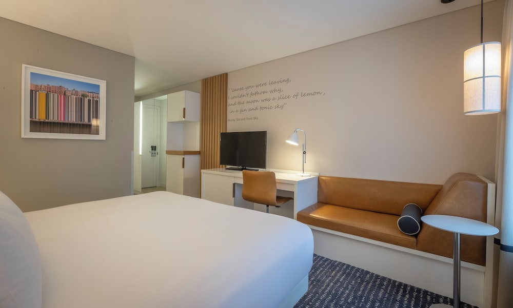 GUEST ROOM, QUEEN BED