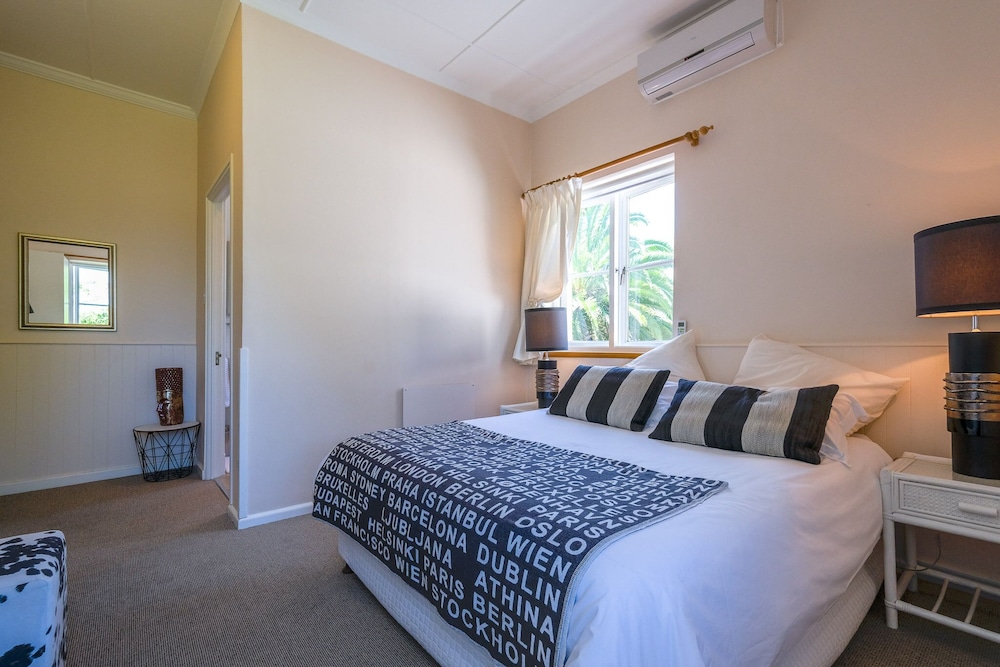 No. 10 Caledon Street Guest House 12/76
