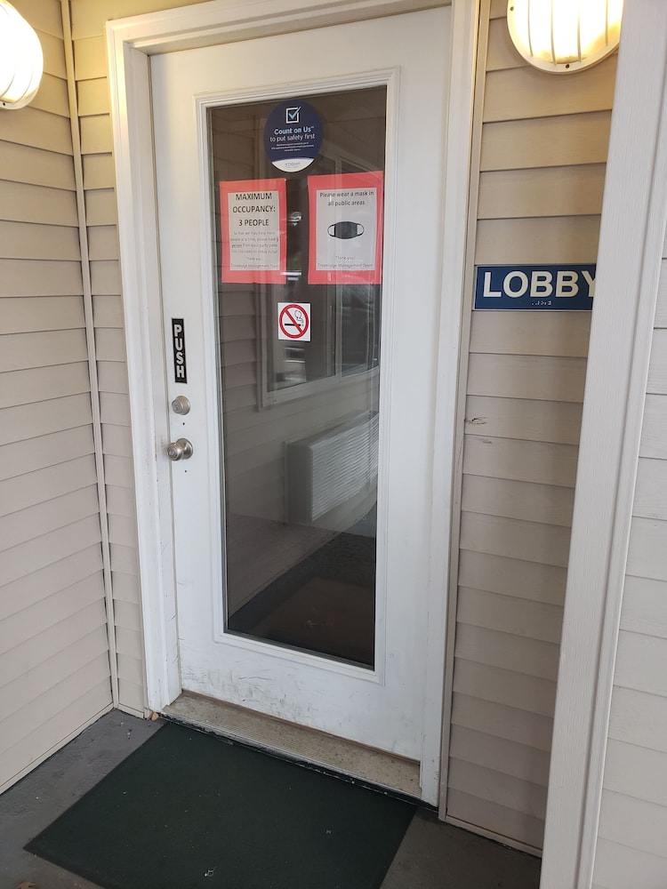 Travelodge by Wyndham Traverse City MI photo2