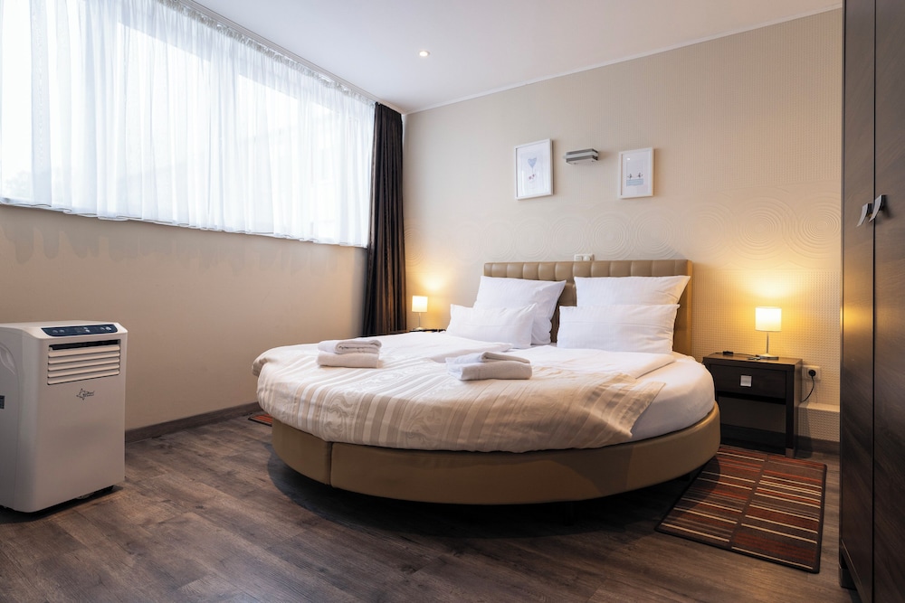 1 Bedroom, Junior Suite, Queen Bed, Sofa, Bathtub, Courtyard Area