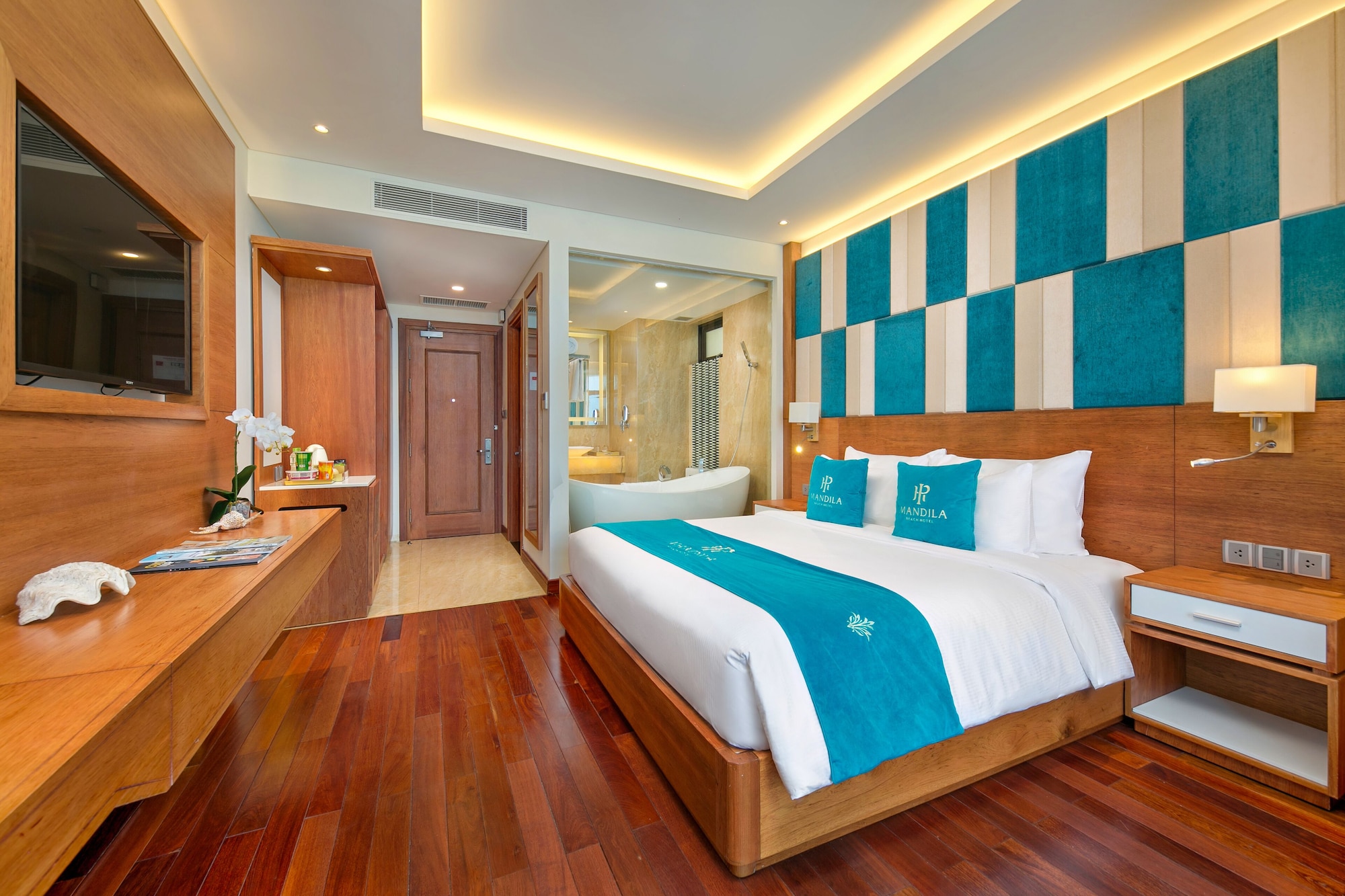 Deluxe, King Bed, Ocean Front, Balcony، Mandila Beach Hotel Danang 2/6