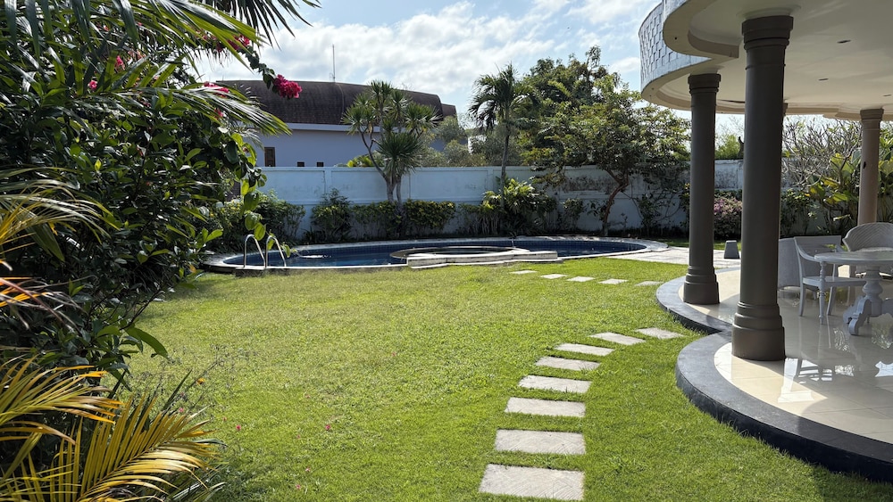 The Beverly Hills Bali 42/49