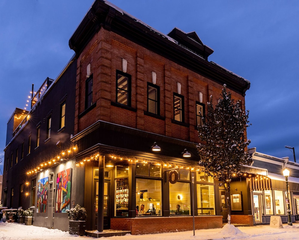 Eleven Revelstoke Lodge 2/58
