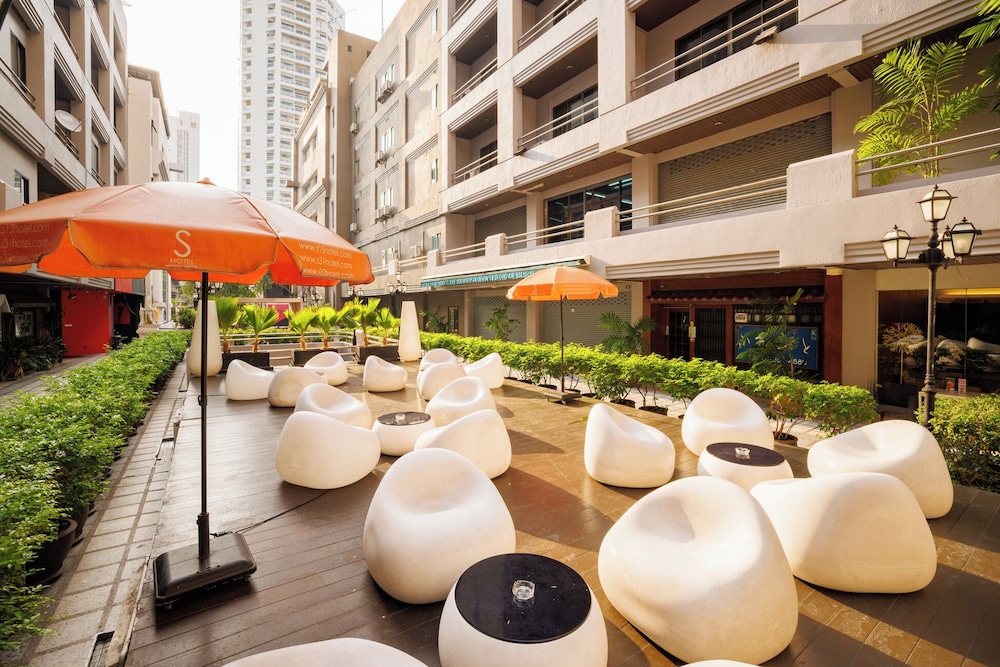 S33 Compact Sukhumvit Hotel 73/78