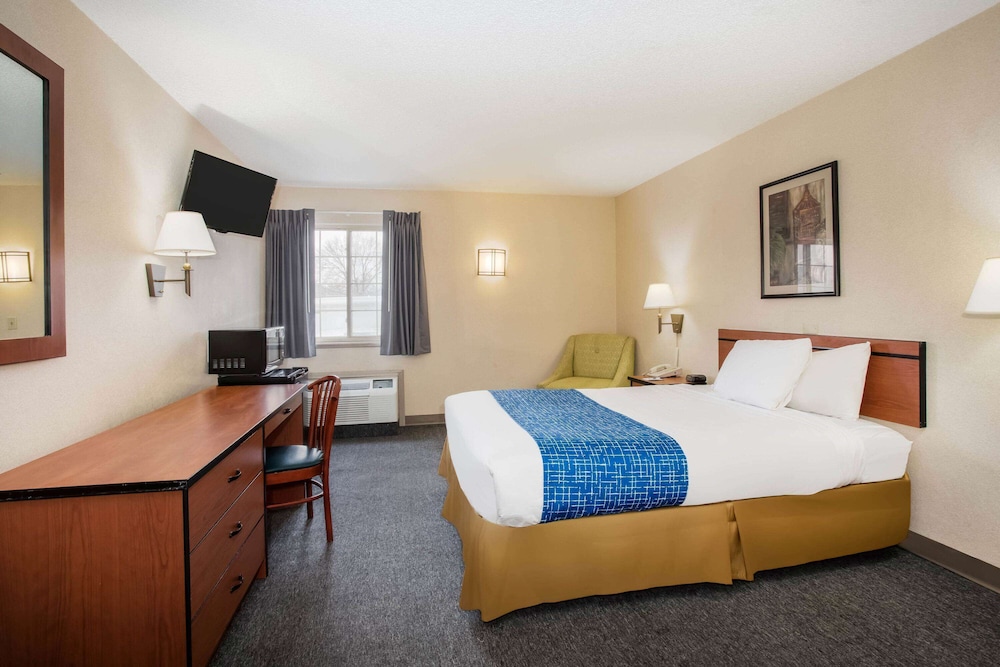 Travelodge by Wyndham Colorado Springs Airport/Peterson AFB 15/44
