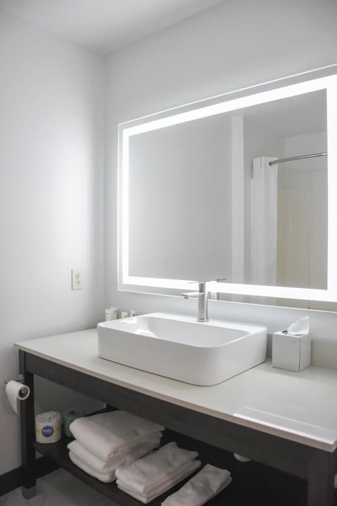 Country Inn & Suites by Radisson, Bloomington-Normal West, IL 54/56