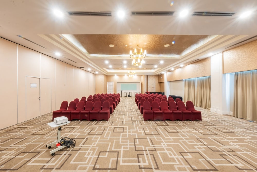 Grand Jatra Hotel 54/70