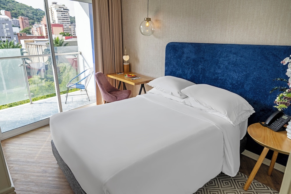 1 Queen Bed, Balcony
