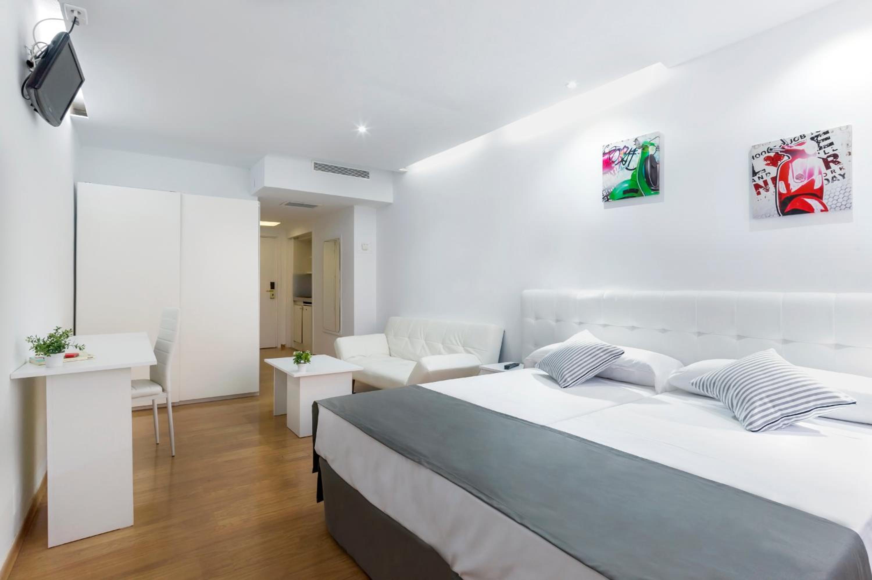 SUPERIOR, DOUBLE BED
