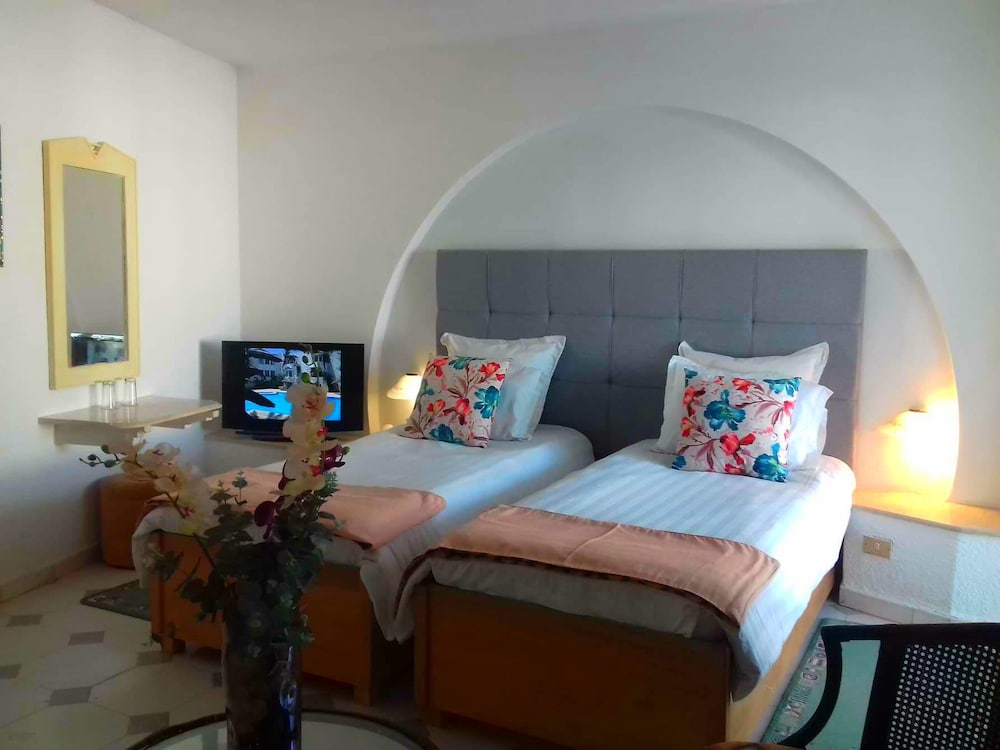 ROOM, TWIN BEDS