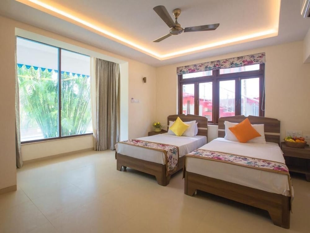 Acron Waterfront Resort 40/80