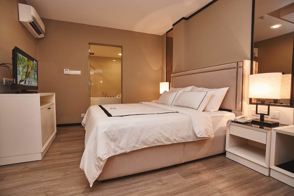 Corsica Hotel 18/35