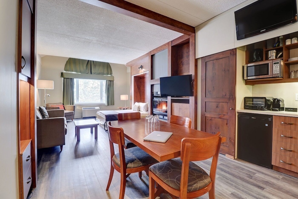 ESTRIMONT SUITES & SPA 50/61