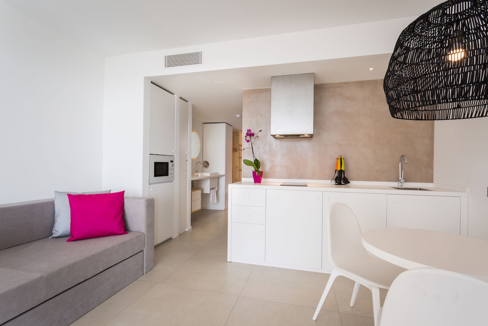 One Ibiza Suites 8/50