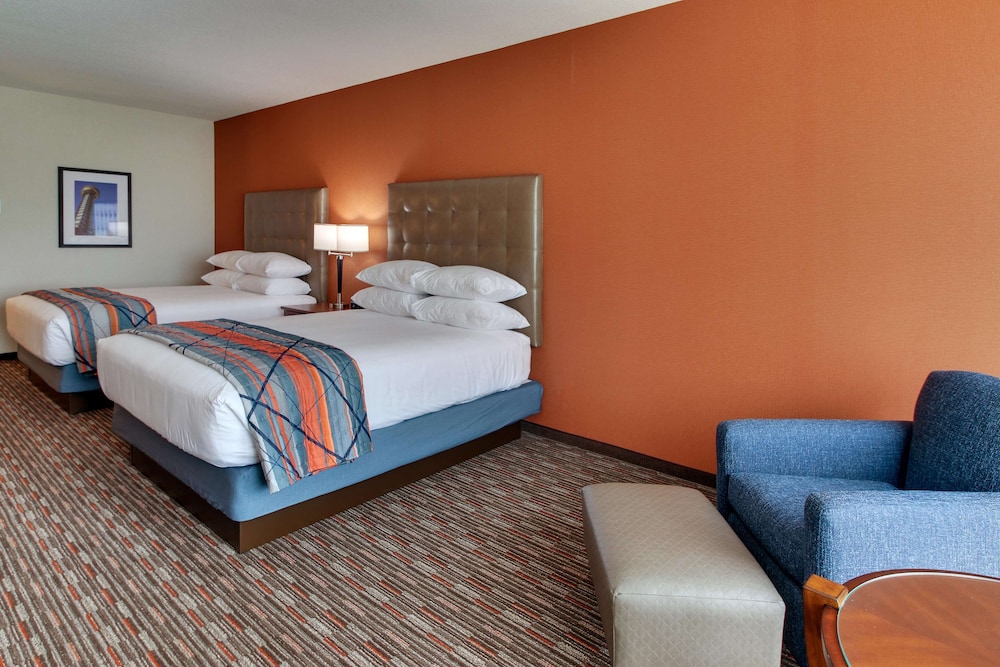 غرفة كبيرة بسريرين كوين، Drury Inn & Suites Knoxville West 4/6