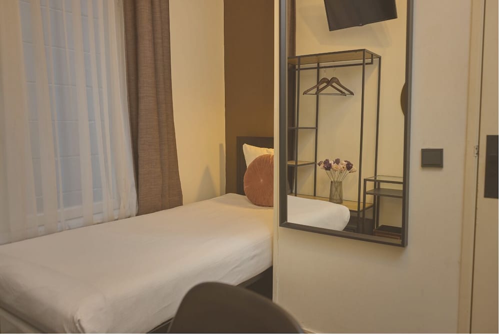 STANDARD, SINGLE, PRIVATE BATHROOM