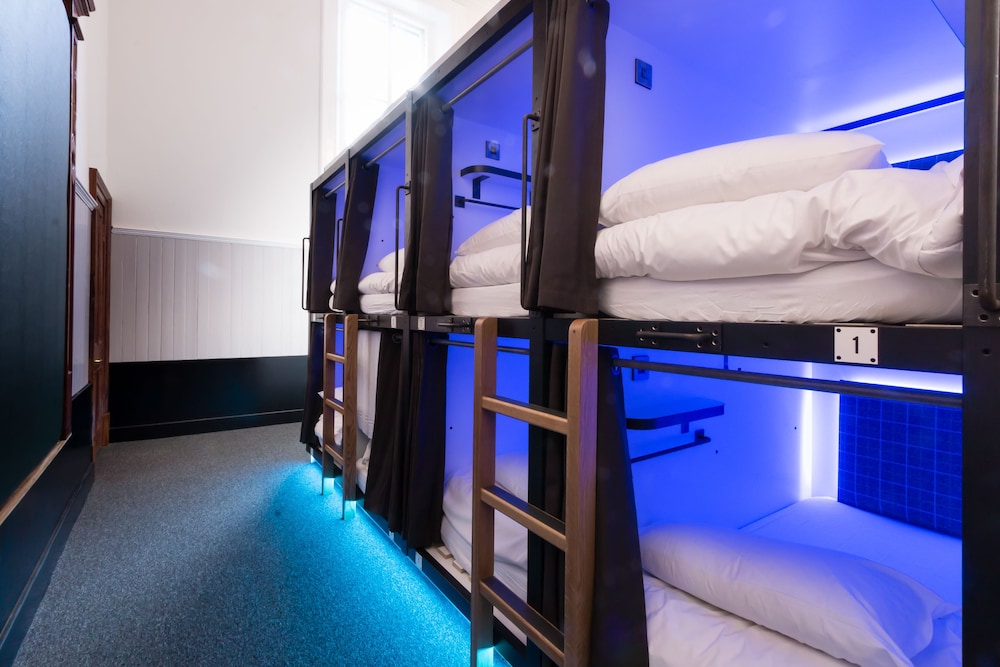 POD, MIXED DORM, COURT