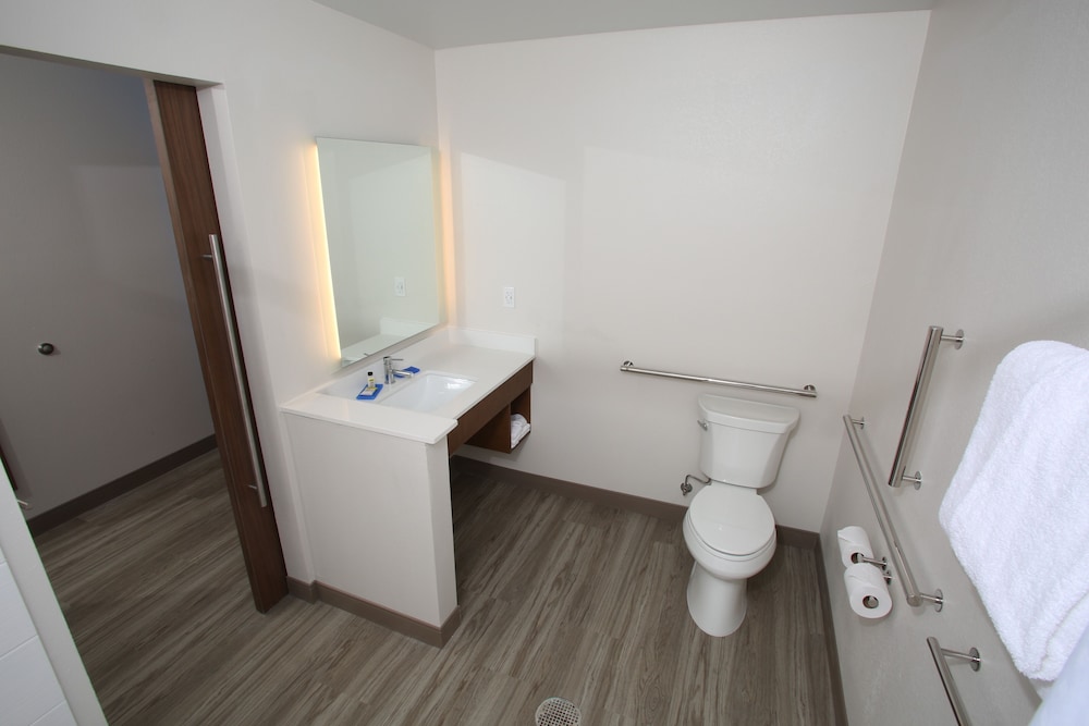 جناح بسرير كينج لذوي الإعاقة، Holiday Inn Express Mccook 6/8