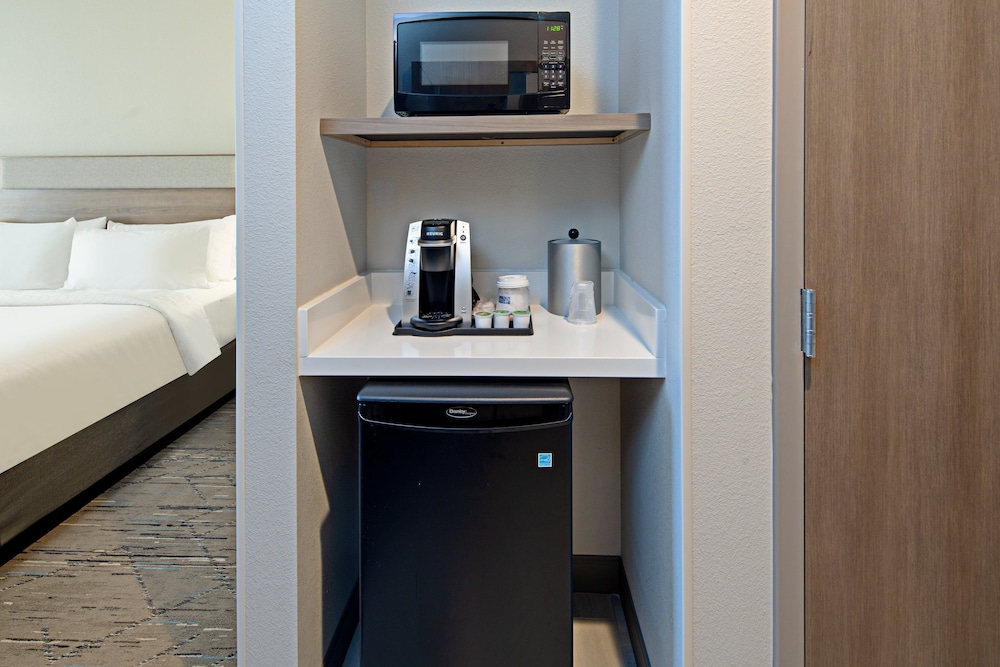 Holiday Inn Express and Suites Palm Desert Millennium 21/52