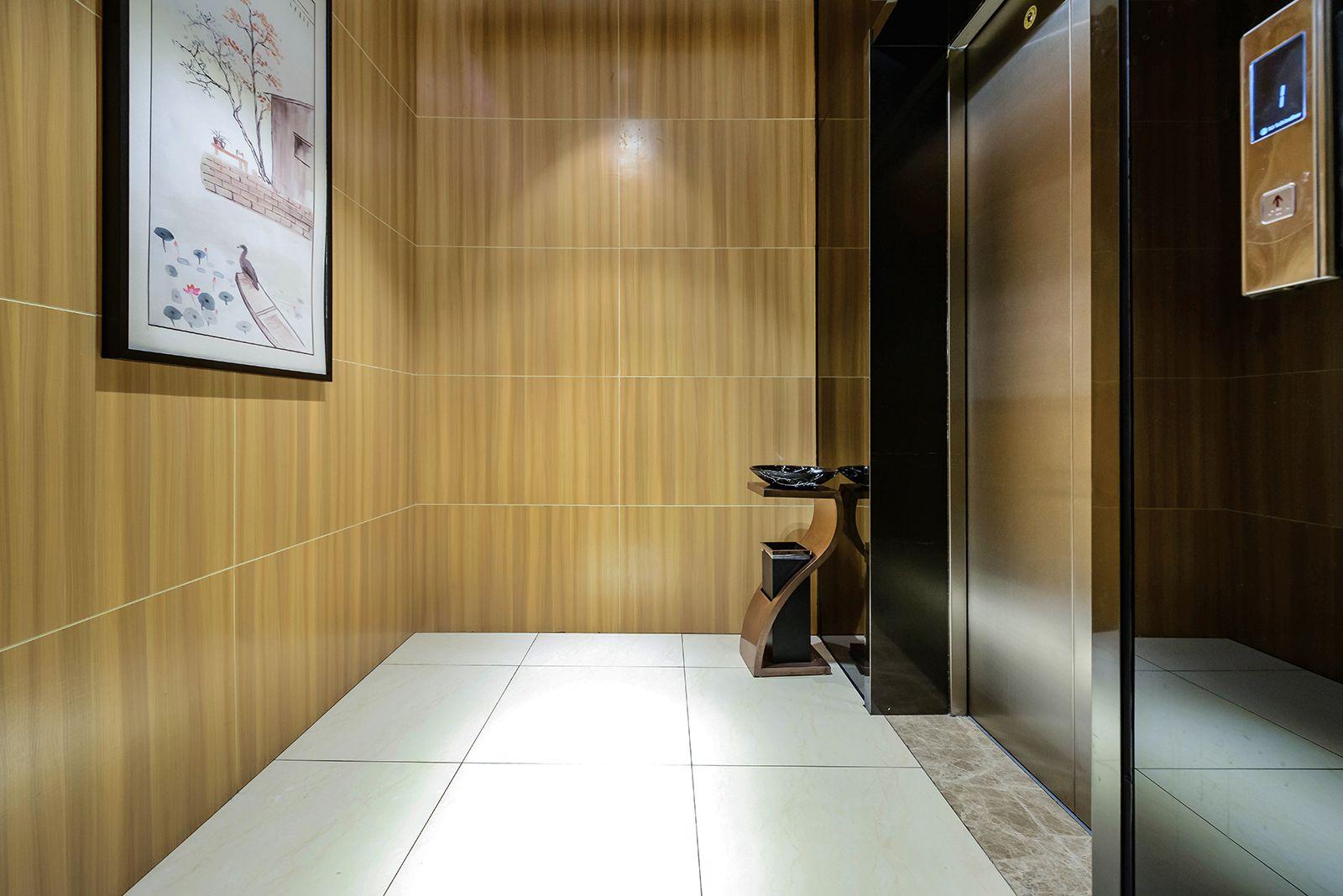 Seaman Hotel (Chongqing Jiazhou Hongqi Hegou Light Rail Station) 35/42