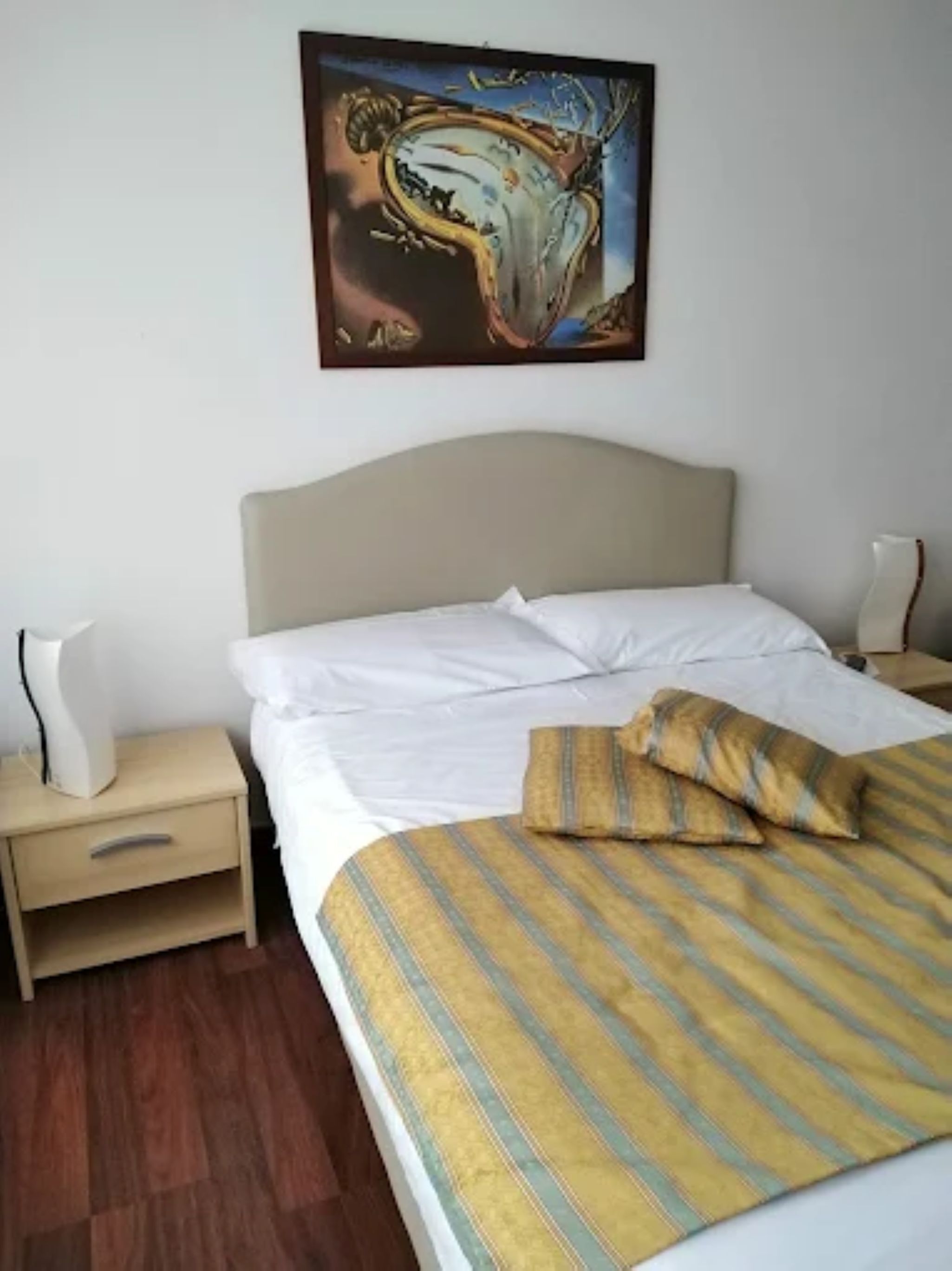 ROOM, SINGLE