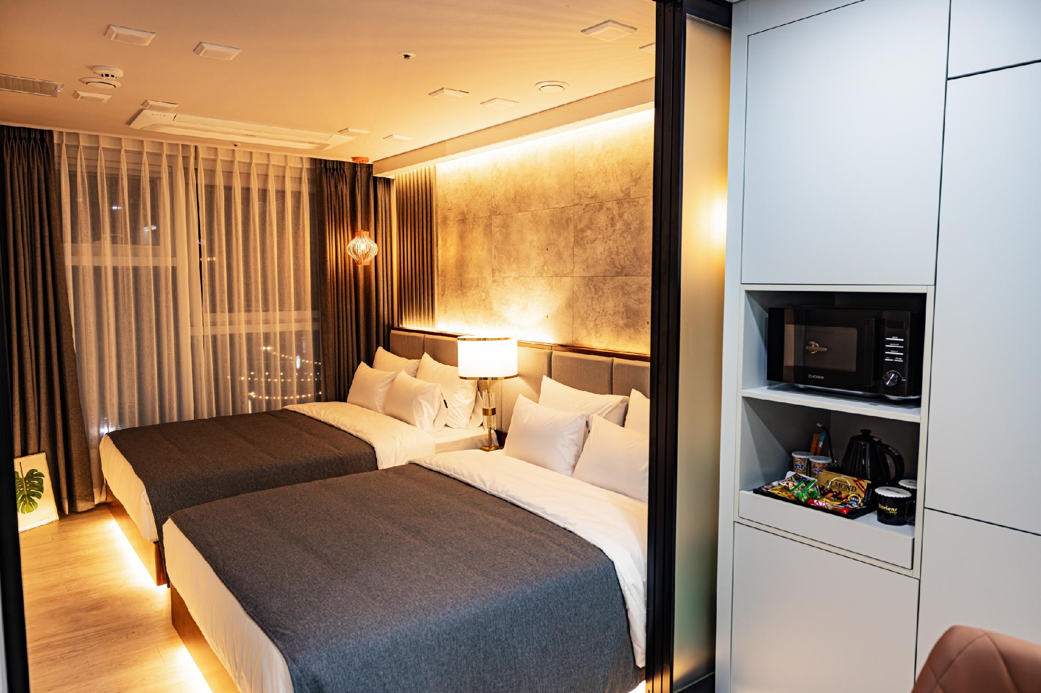 FAMILY, TWIN BEDS