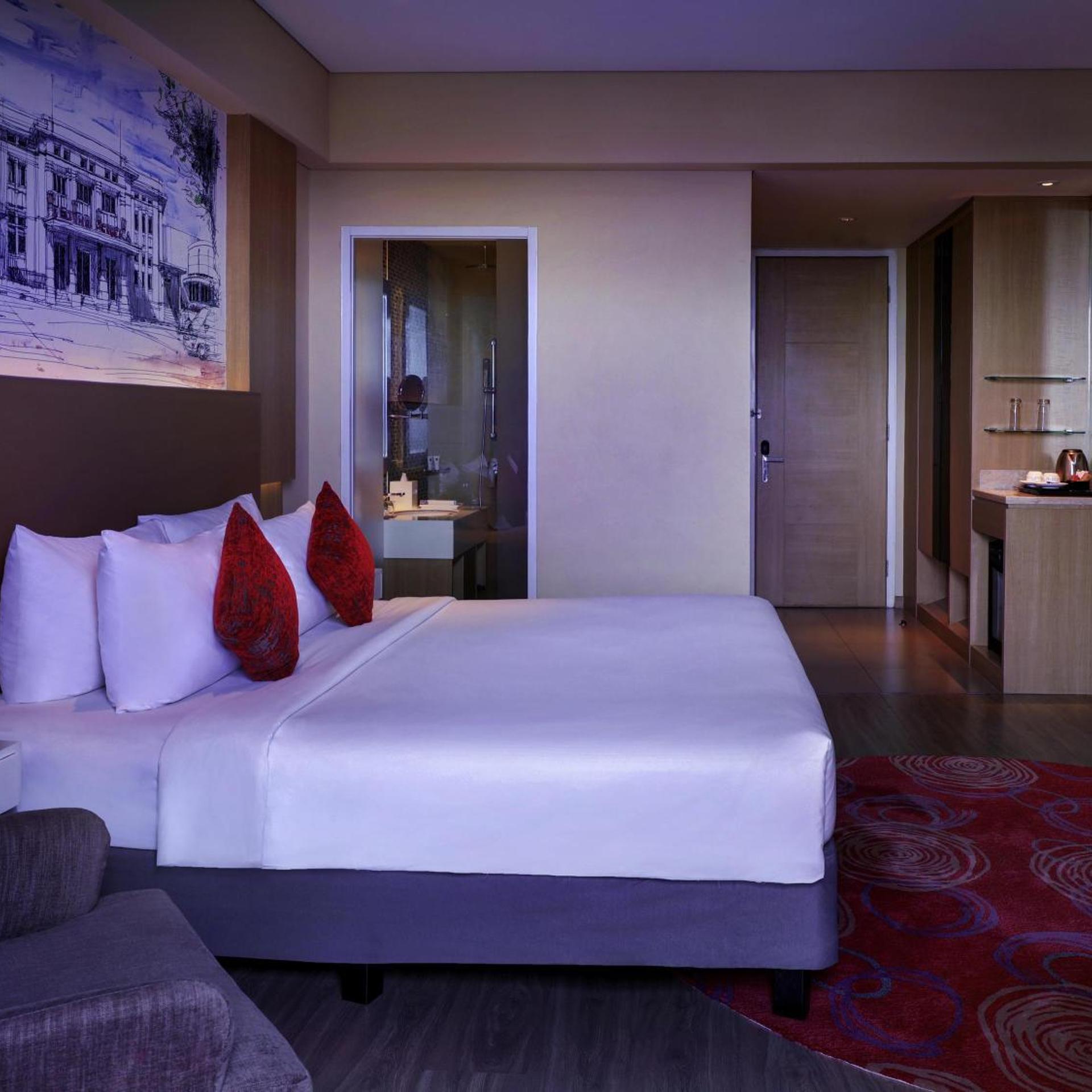 Deluxe, Queen Bed, Pool Side