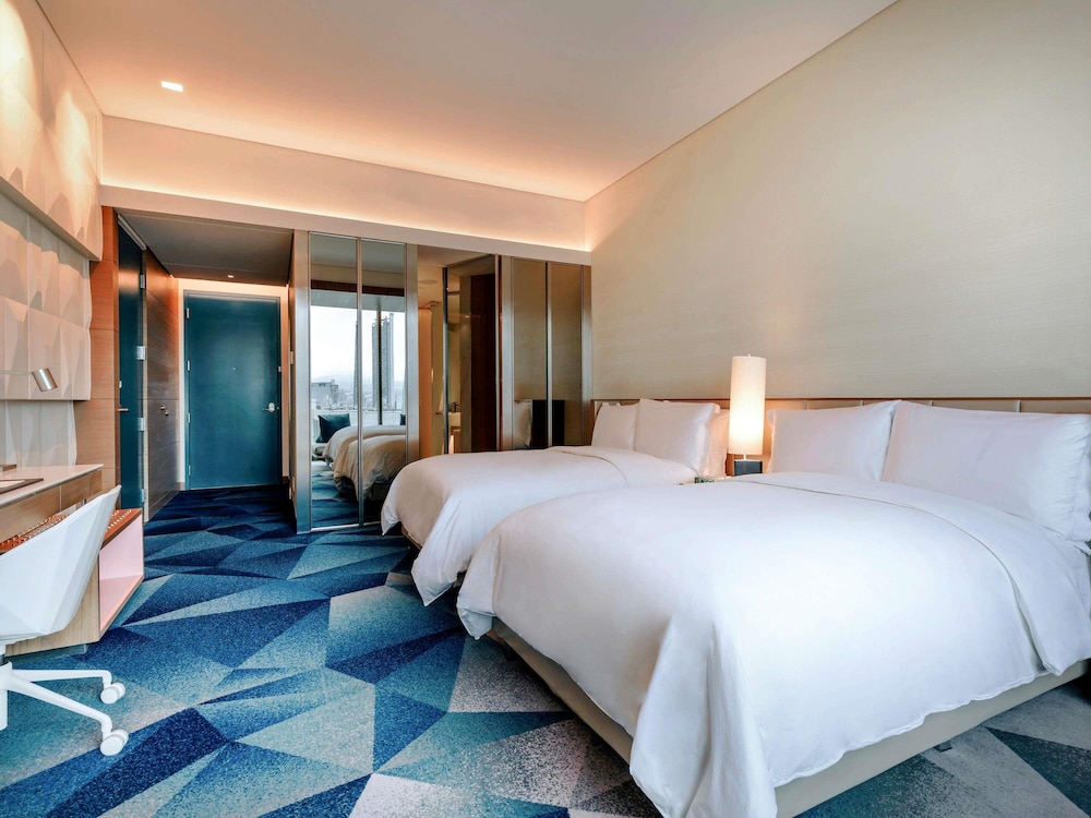 Superior, 2 Double Beds, Skyline View