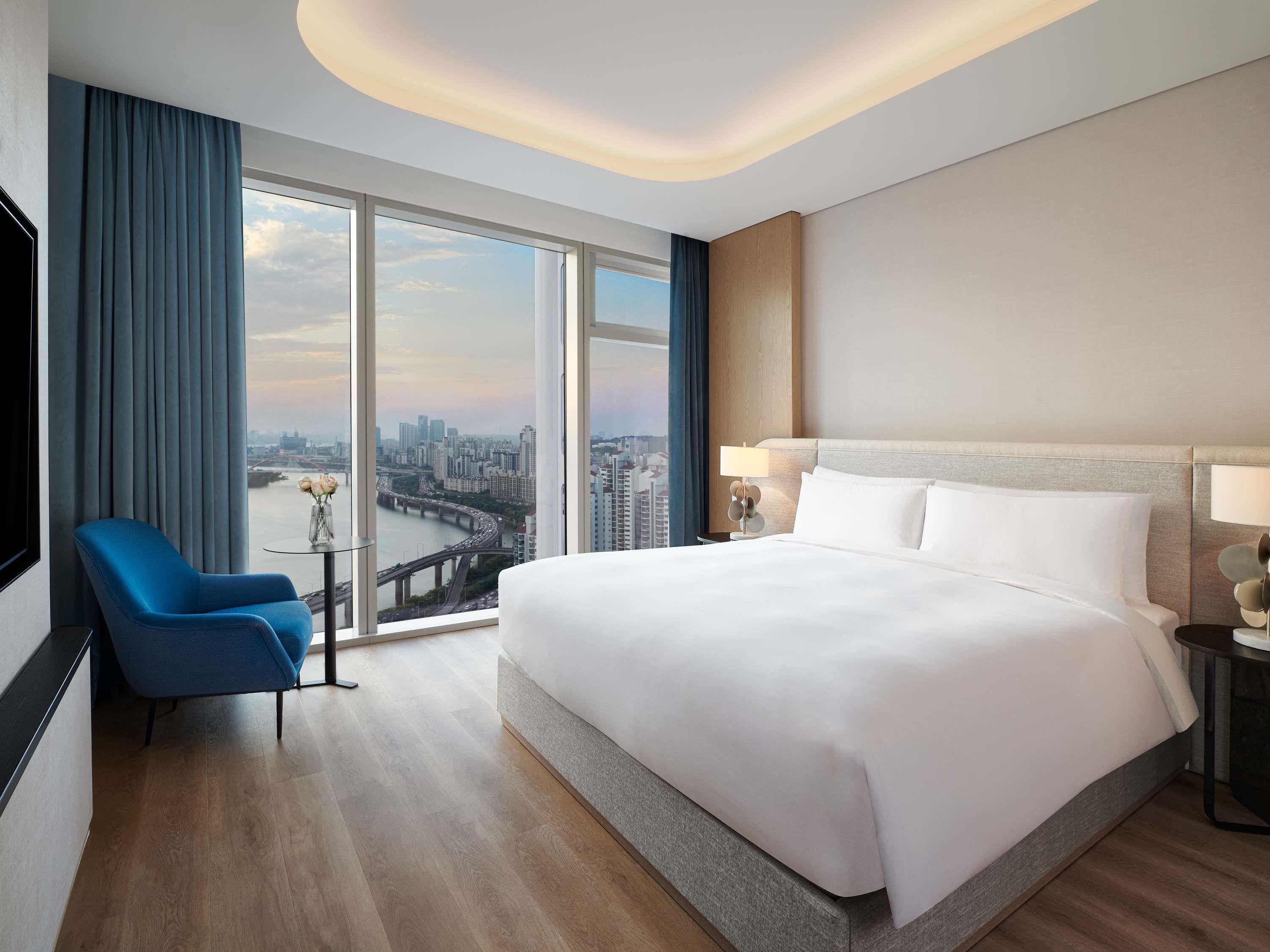 River, Premier, Suite, King Bed, River View