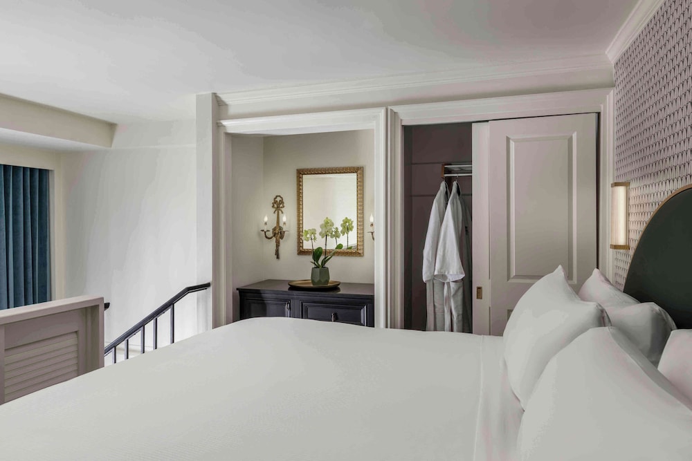 GRAND, LOFT, SUPERIOR, SUITE, KING BED, CITY VIEW, SOFA, BALCONY, CORNER