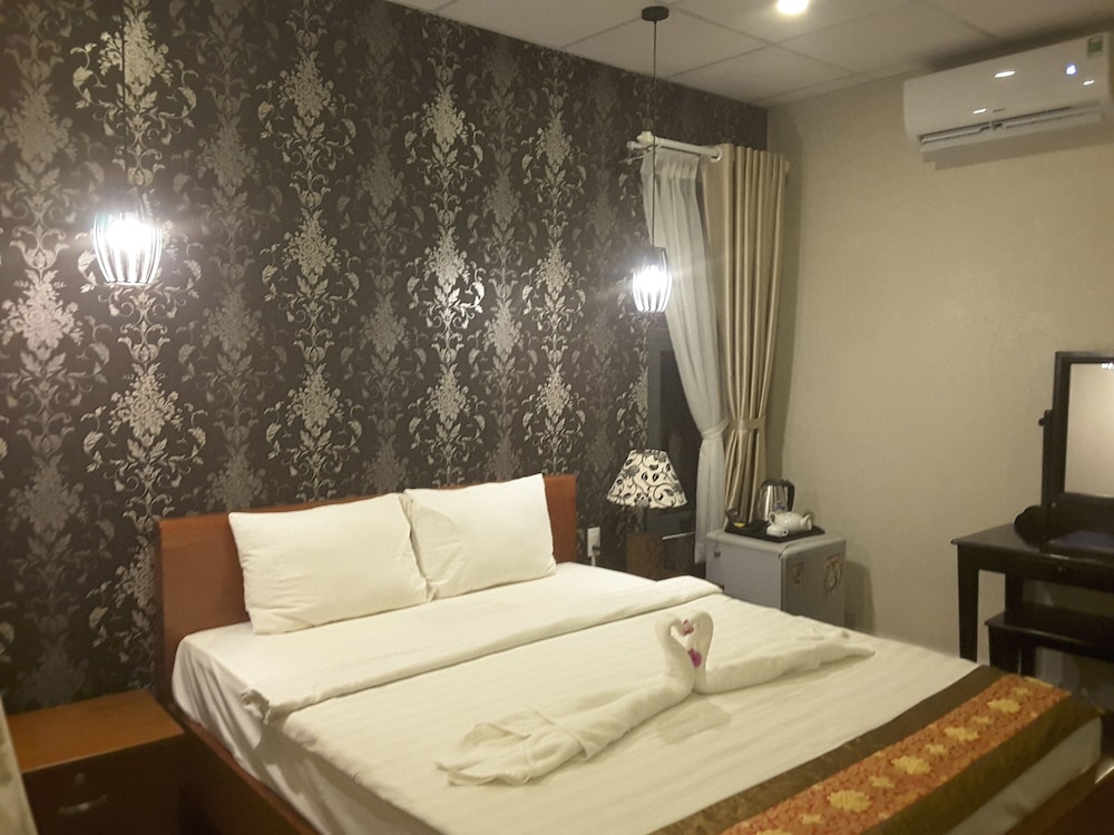 STANDARD, QUEEN BED, BEACH SIDE, CITY VIEW