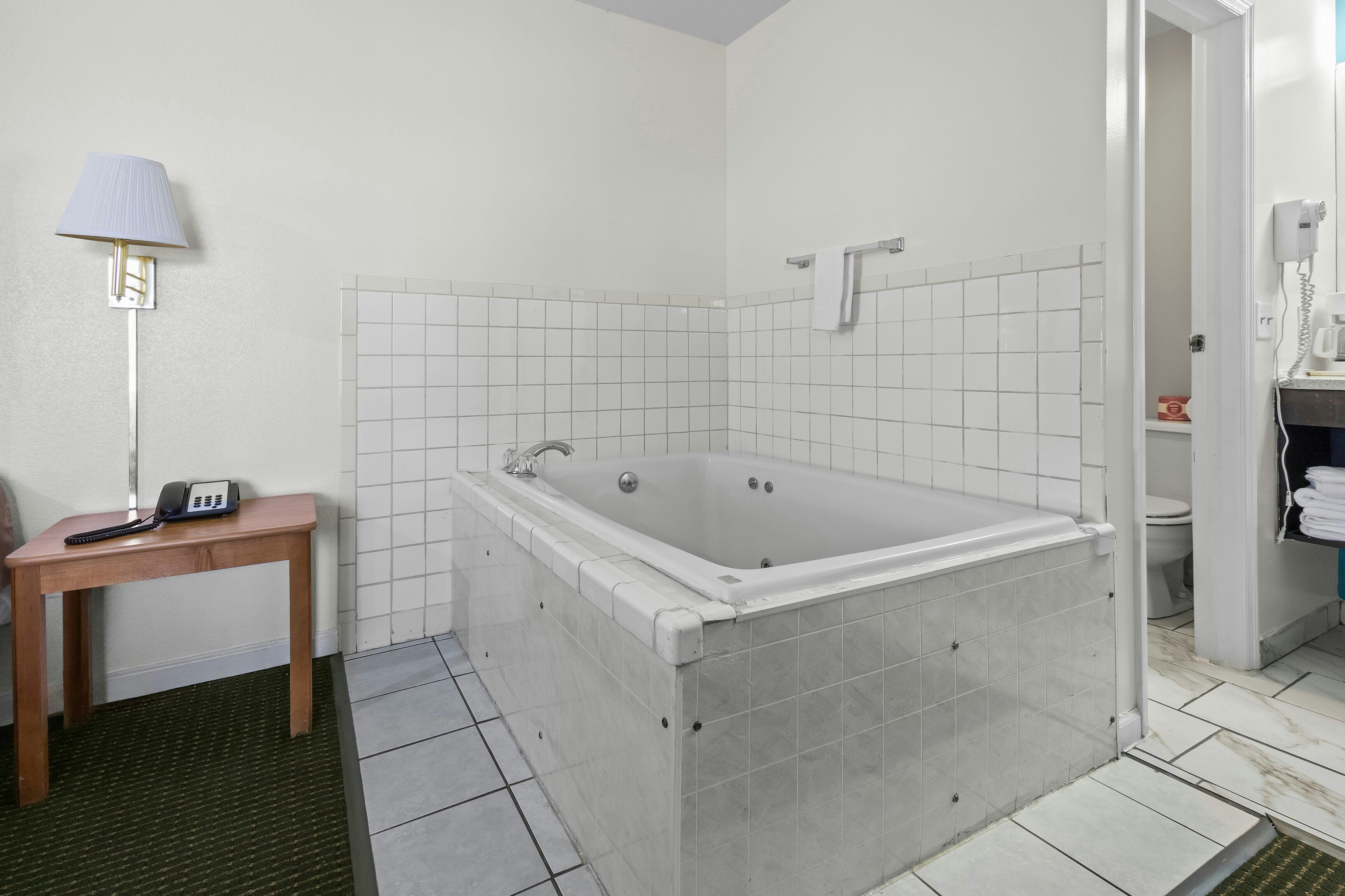 Economy Inn and Suites 66/68
