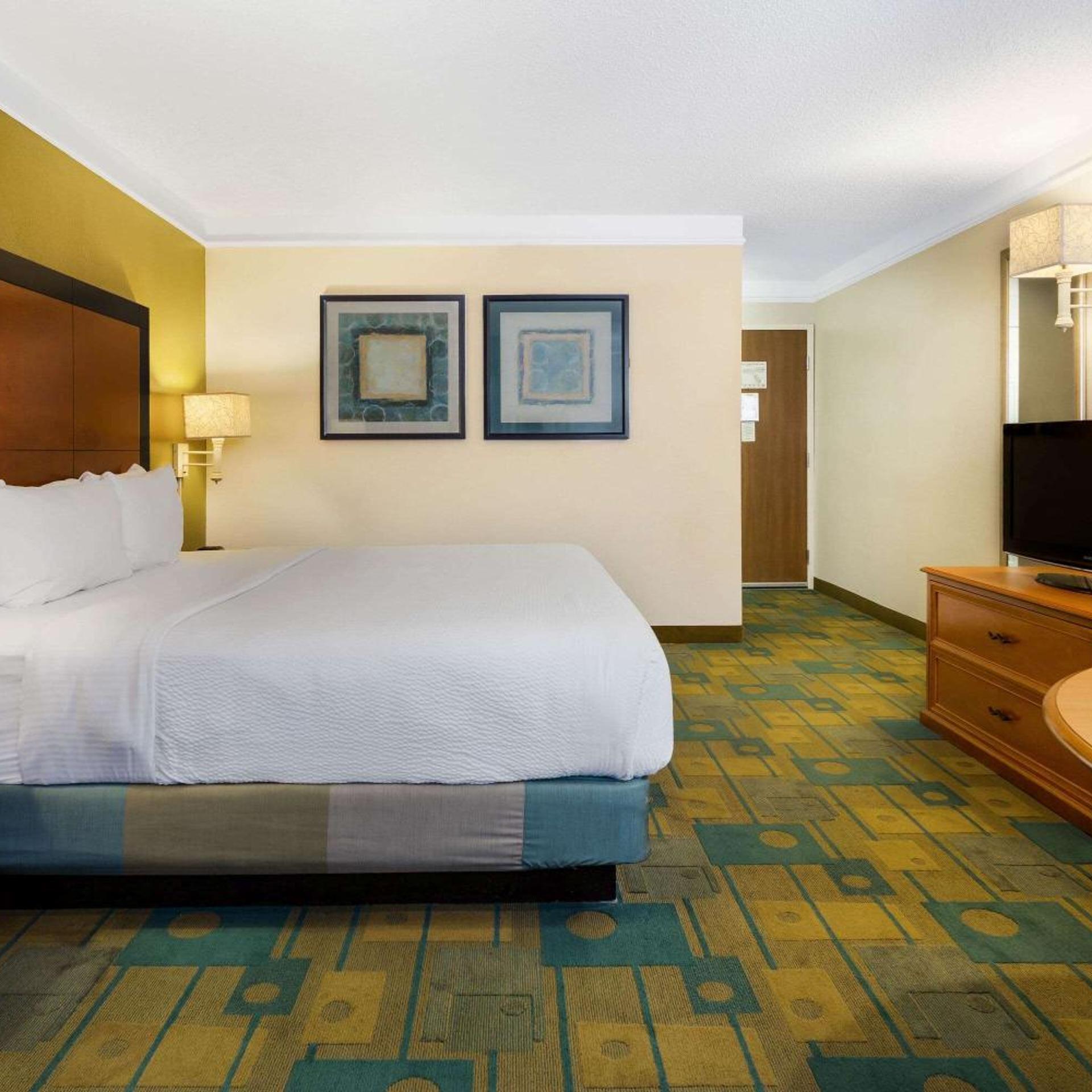 غرفة تنفيذية بسرير كينج، La Quinta Inn & Suites by Wyndham St. Pete-Clearwater Airpt 4/6
