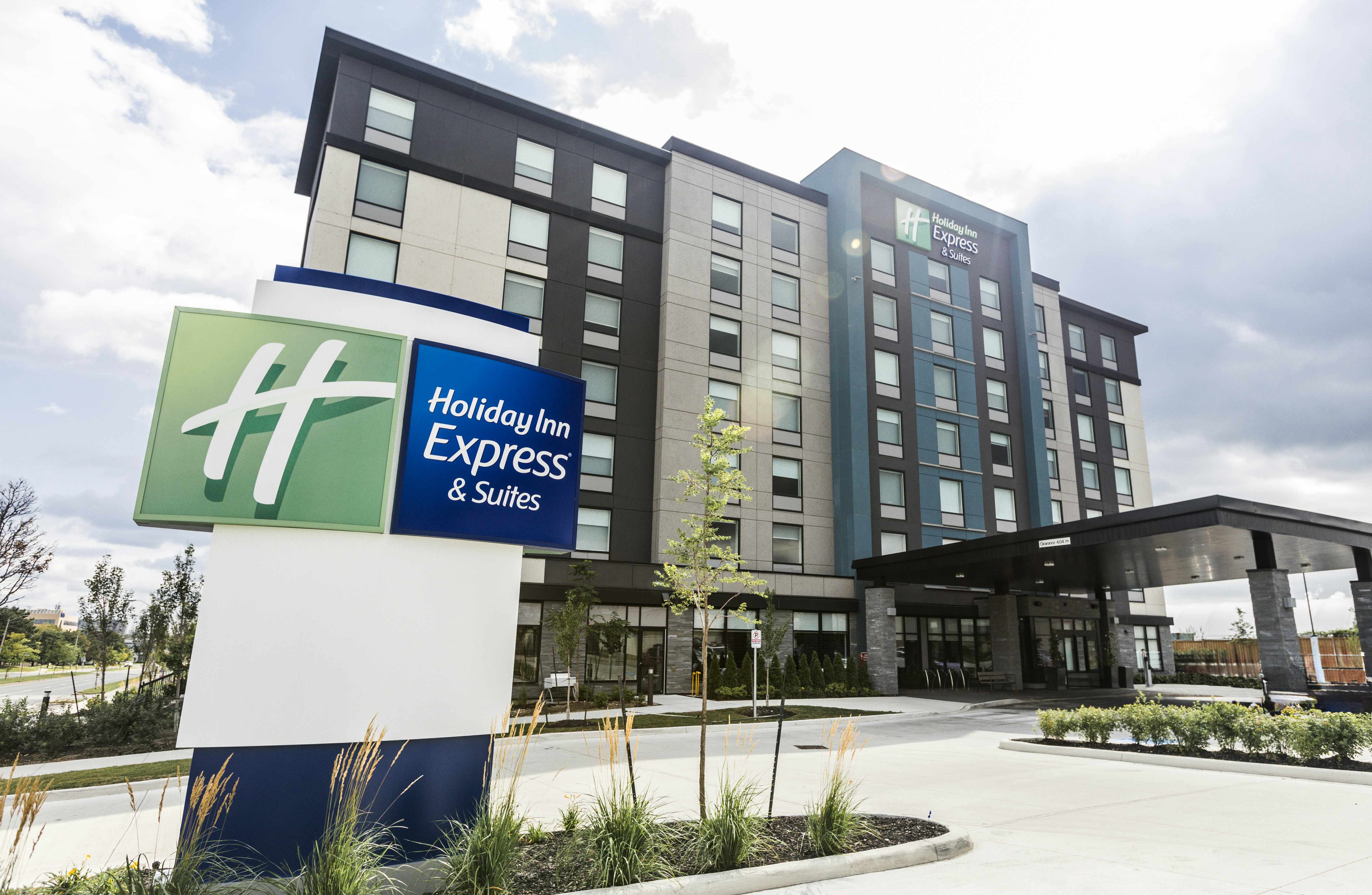 Holiday Inn Express & Suites Toronto Airport South in TORONTO