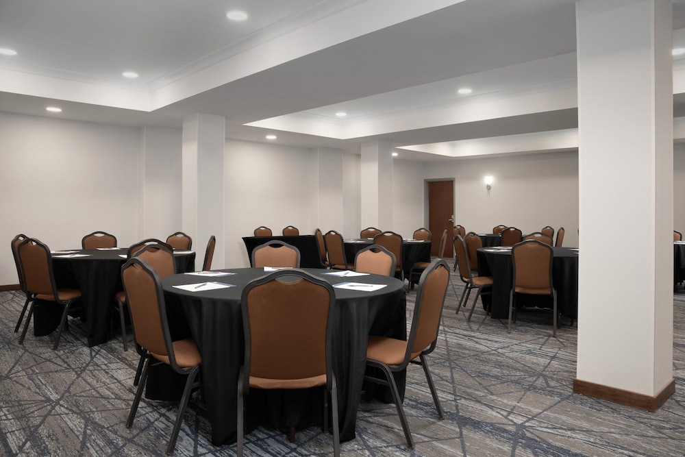 Holiday Inn Express Suites Alexandria Fort Belvoir 68/73