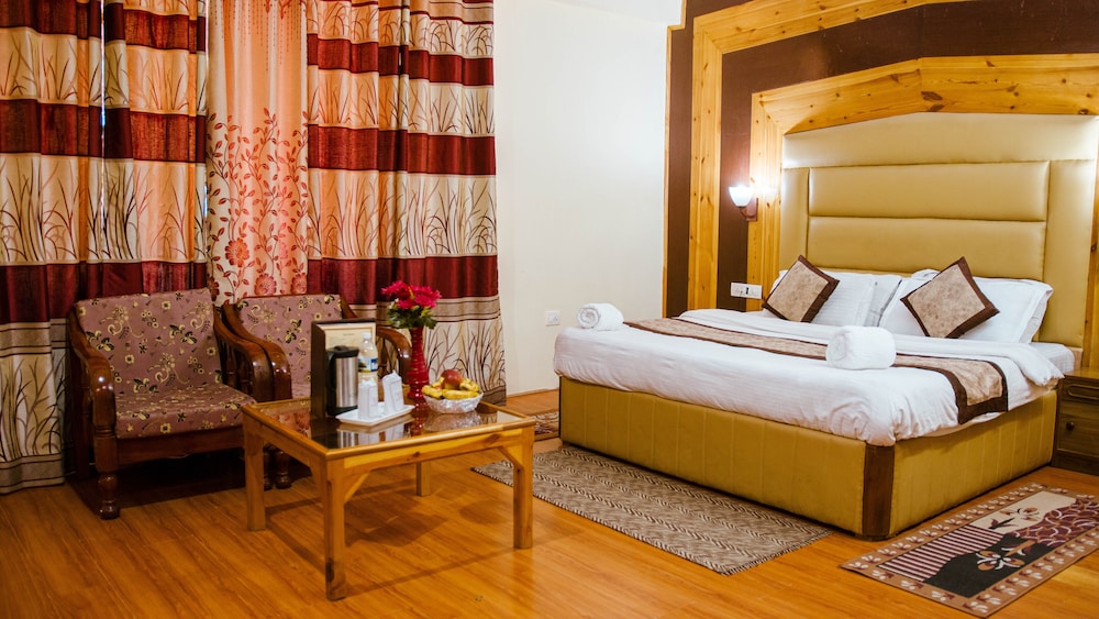 Oyo 12425 Neha Palace 10/15