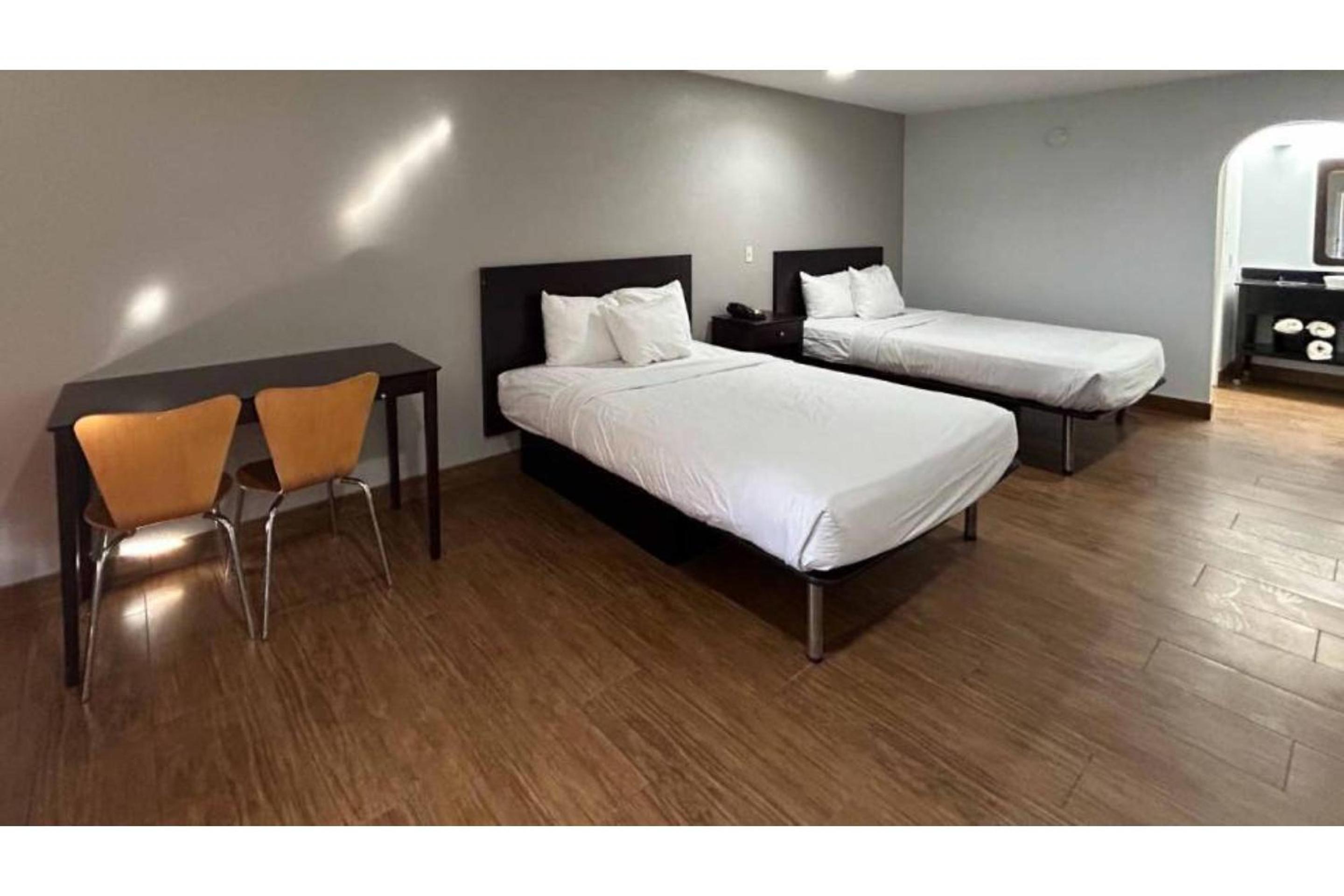 2 Queen Beds - Non-Smoking, Micfridge