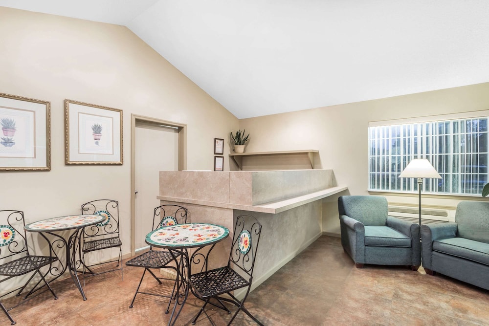 Super 8 By Wyndham Madison 25/33