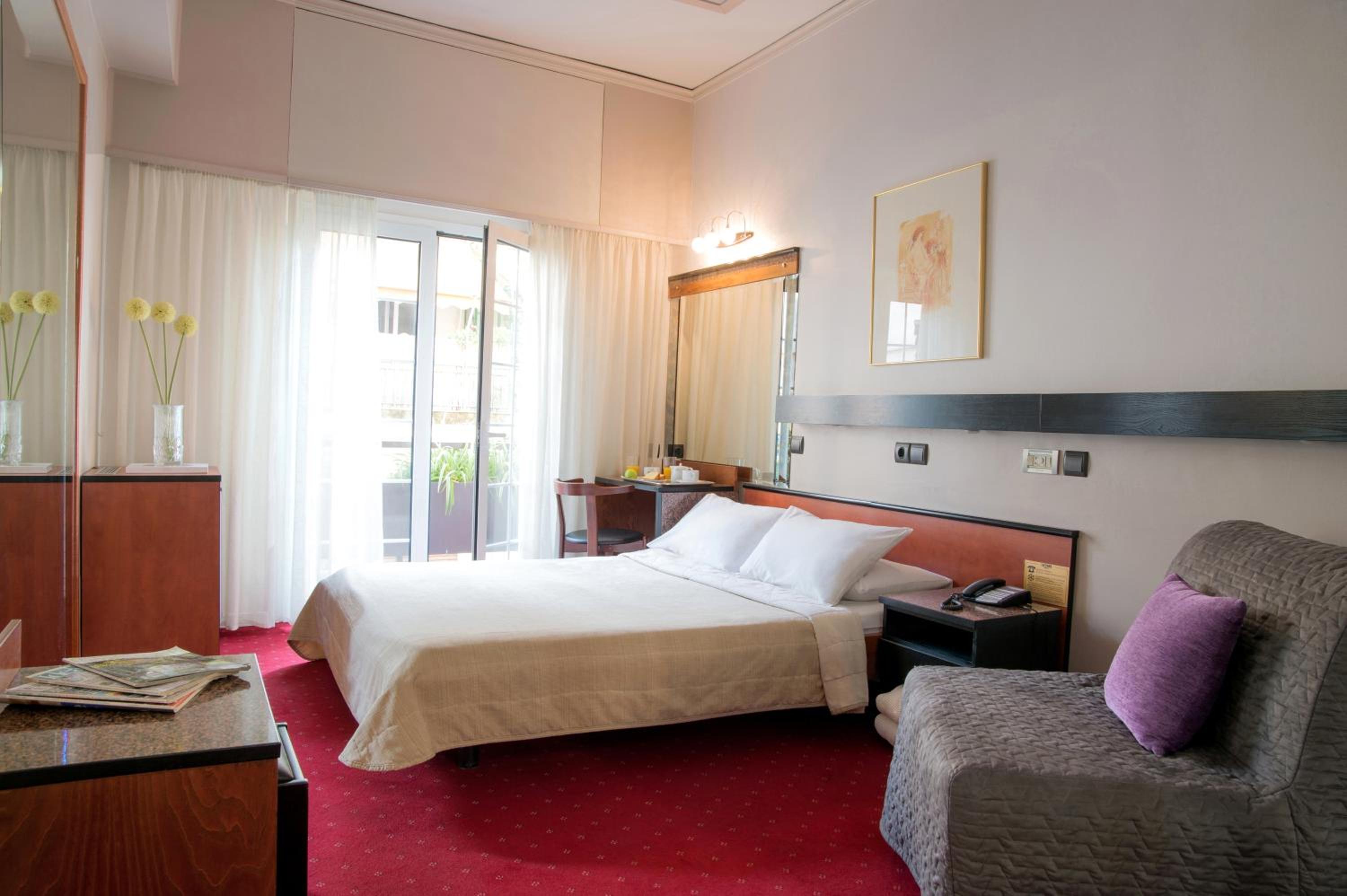 غرفة ثلاثية صغيرة بشرفة، Victory Inn 5/10