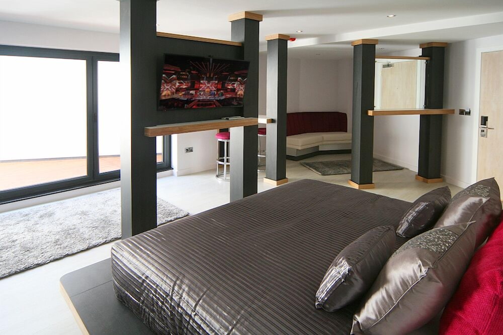 Damon S Hotel 16/33